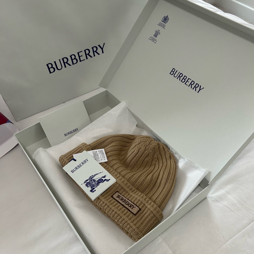 NWT - NEVER WORN! Burberry Wool Logo Beanie